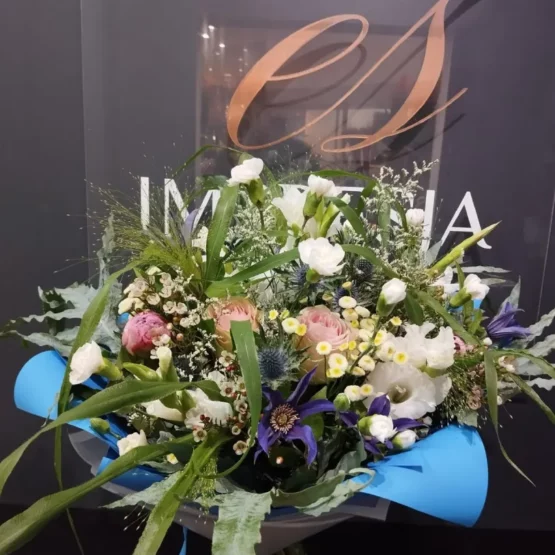 Bukiet Romantyczy Ogród-Kwiaciarnia Impresja Lublin-Kwiaciarnia Internetowa i Stacjonarna Lublin-Róża, goździk, eustoma, clematis (1)