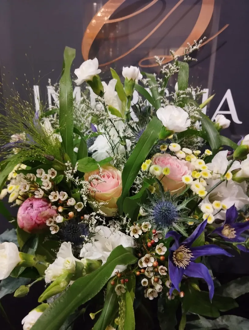 Bukiet Romantyczy Ogród-Kwiaciarnia Impresja Lublin-Kwiaciarnia Internetowa i Stacjonarna Lublin-Róża, goździk, eustoma, clematis (2) Bukiet Romantyczy Ogród-Kwiaciarnia Impresja Lublin-Kwiaciarnia Internetowa i Stacjonarna Lublin-Róża, goździk, eustoma, clematis (2)