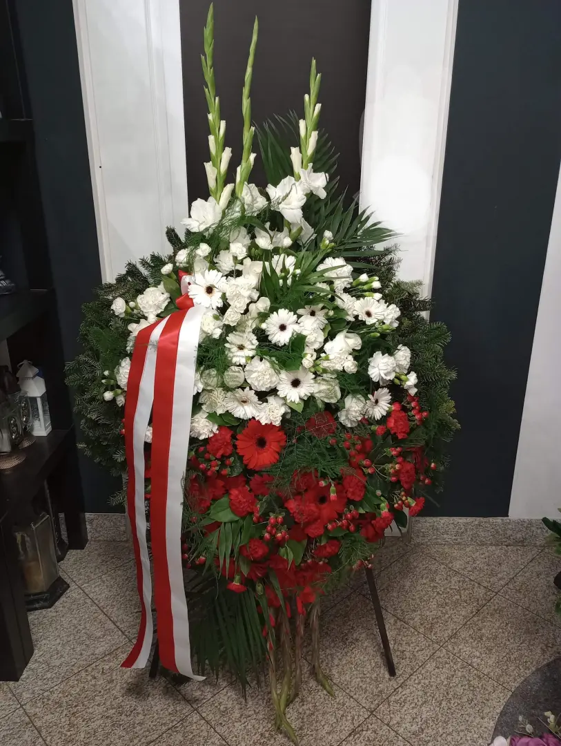 Wieniec z Kwiatów Żywych w Barwach Państwowych