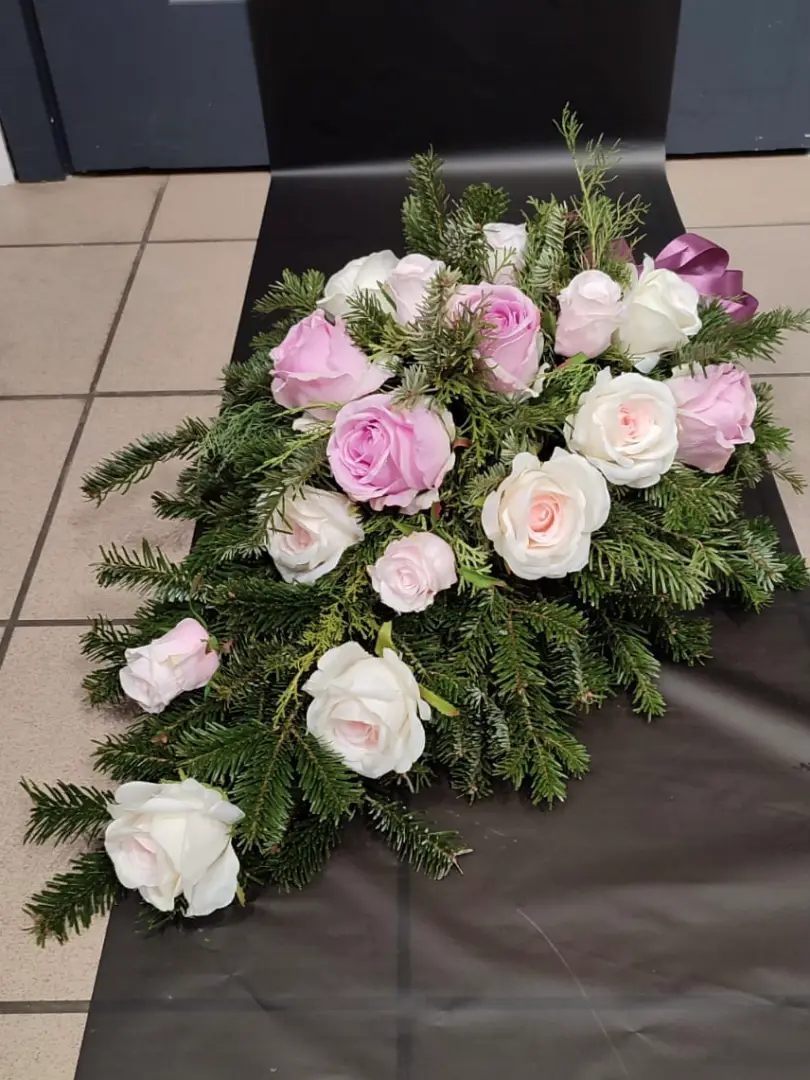 Wiązanka z kwiatów sztucznych średnia z różami - obrazek 2