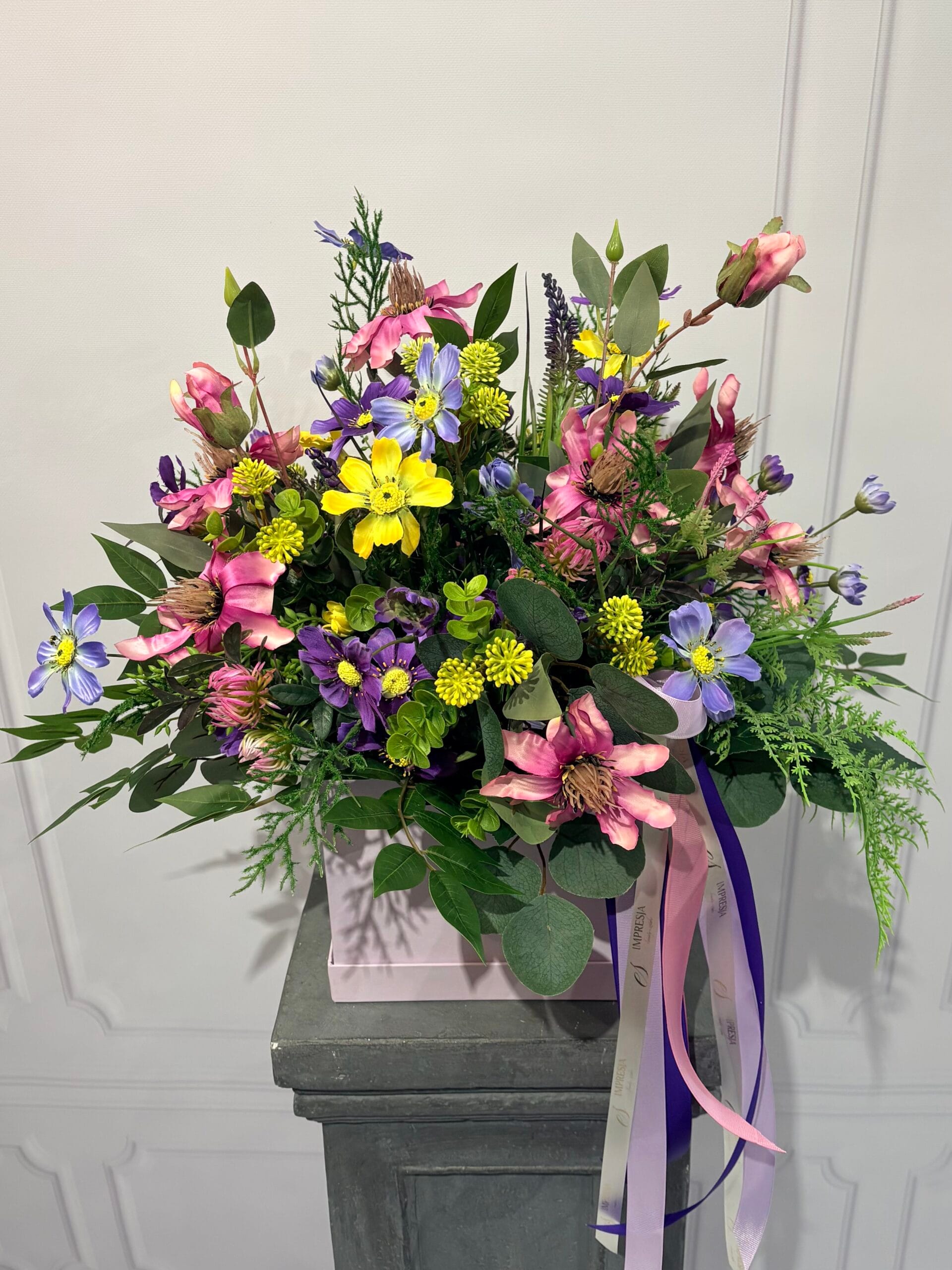Flower box z kwiatów sztucznych z kosmosami - obrazek 2