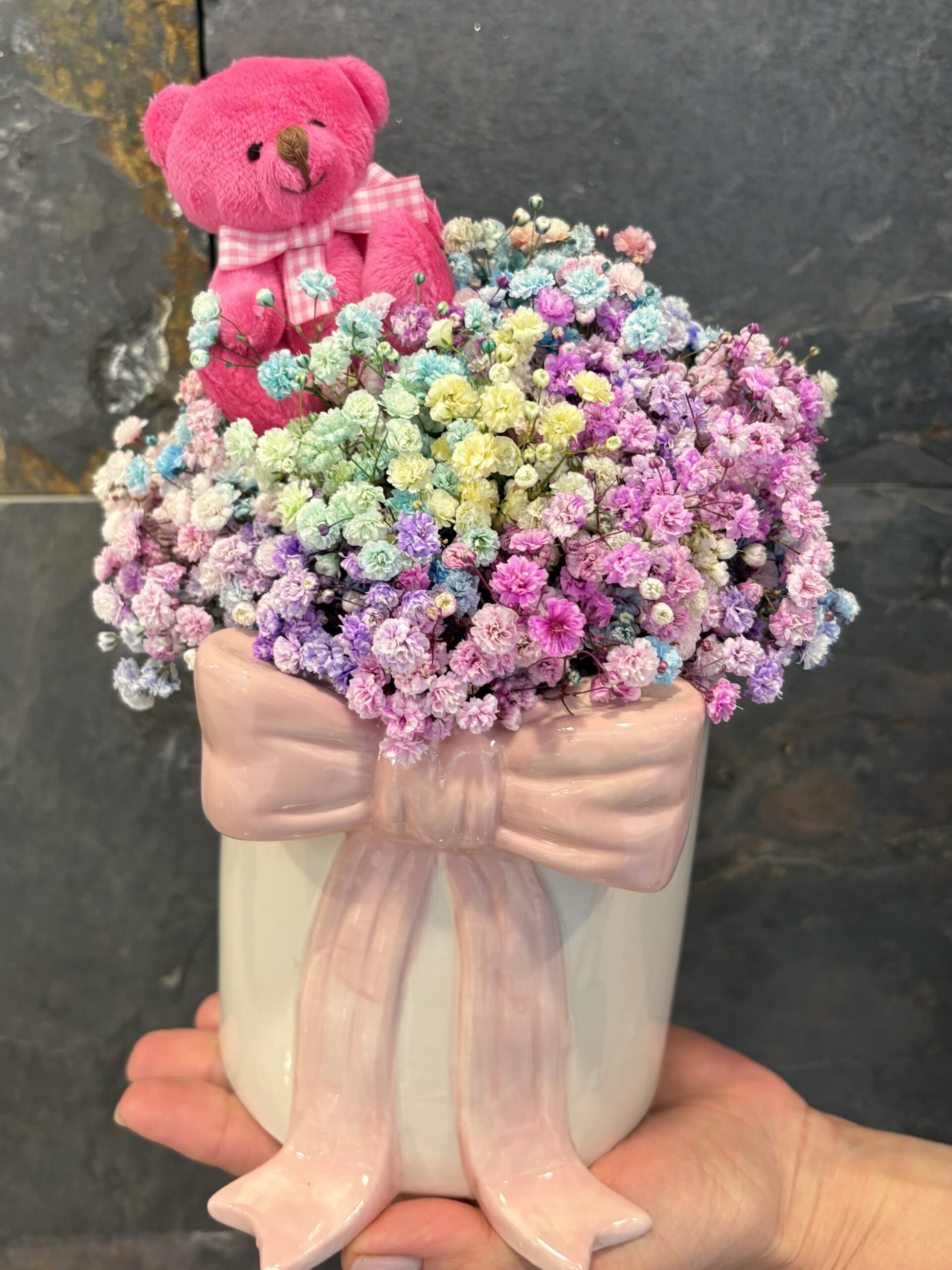 Ceramiczny flowerbox z kokardą i misiem